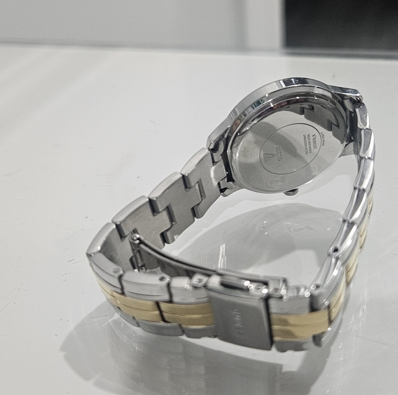 Excellent condition Guess watch - Picture 3 of 3